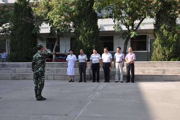 總醫(yī)院組織醫(yī)務(wù)人員進(jìn)行軍事訓(xùn)練