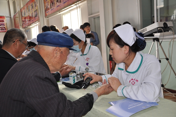 歲歲重陽_今又重陽————集團舉行慶國慶、迎重陽_關愛老年人健康知識講座暨文藝演出