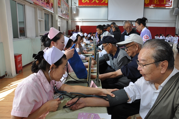 歲歲重陽_今又重陽————集團舉行慶國慶、迎重陽_關愛老年人健康知識講座暨文藝演出