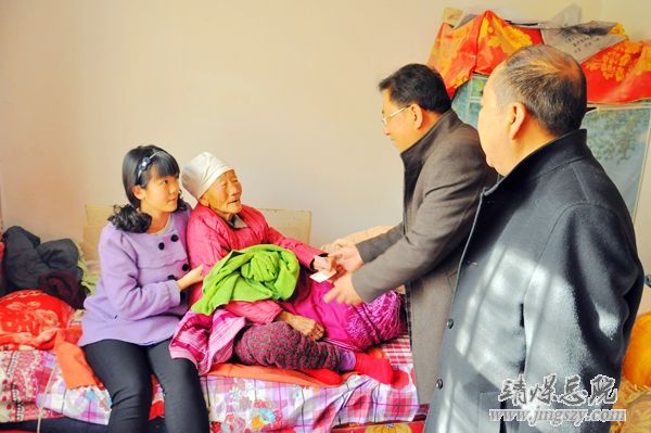 節(jié)前送溫暖___新春愛(ài)意濃_——總醫(yī)院開(kāi)展節(jié)前慰問(wèn)困難職工活動(dòng)