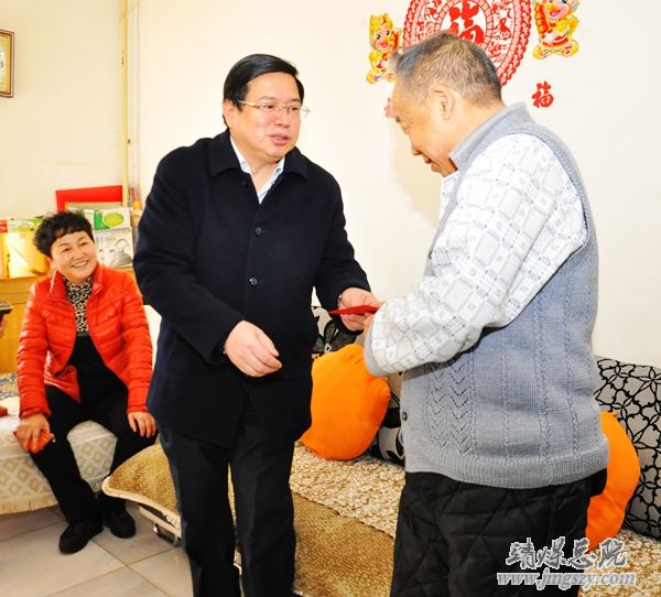 節(jié)前送溫暖___新春愛(ài)意濃_——總醫(yī)院開(kāi)展節(jié)前慰問(wèn)困難職工活動(dòng)