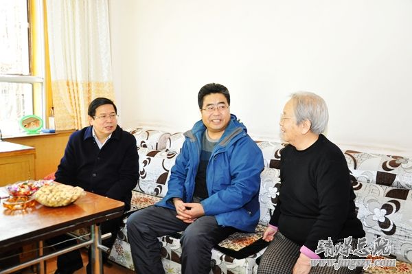 節(jié)前送溫暖___新春愛(ài)意濃_——總醫(yī)院開(kāi)展節(jié)前慰問(wèn)困難職工活動(dòng)