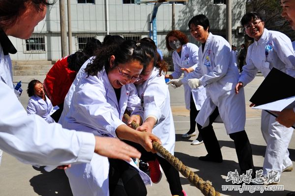 總醫(yī)院工會(huì)舉辦慶五一職工拔河比賽