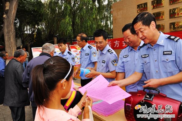 崇尚科學(xué)文明  依法治理邪教 ----集團(tuán)公司在總醫(yī)院門(mén)口舉辦反邪教宣傳