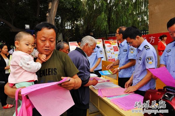 崇尚科學(xué)文明  依法治理邪教 ----集團(tuán)公司在總醫(yī)院門(mén)口舉辦反邪教宣傳