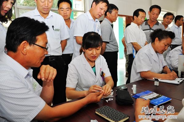 心連心情系職工健康體檢總醫(yī)院黨支部在行動------總醫(yī)院內(nèi)科黨支部、紅會一礦醫(yī)院黨支部在開展職工健康體檢活動