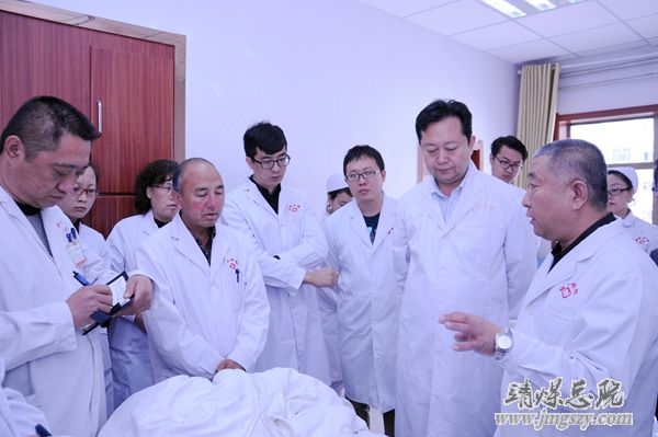 甘肅省疼痛學(xué)會(huì)主任委員王文沛、副主任委員郭健來(lái)總醫(yī)院義診教學(xué)