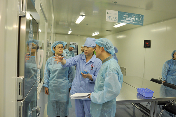 甘肅省衛(wèi)生計生委專家組蒞臨我院檢查驗收靜脈配液中心