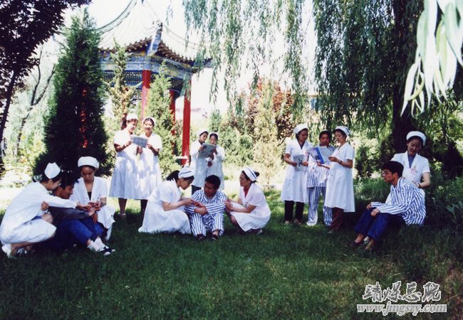 郁郁蒼翠點(diǎn)點(diǎn)花，青青松柏護(hù)愛芽_白衣天使溫暖手，灑向人間愛無暇